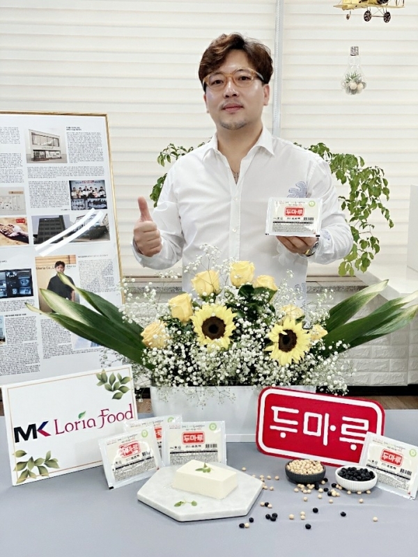 ▲ 두마루를 들어보이고 있는 장민기 회장. MK로리아푸드 제공