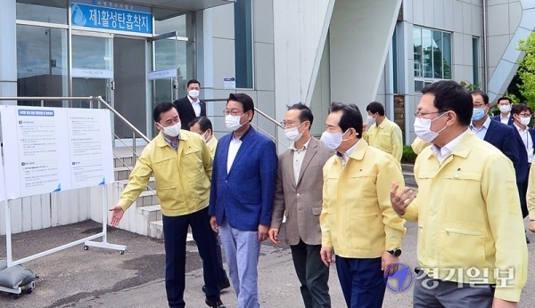 수돗물 유충사태와 관련해 25일 오전 인천시 부평구 부평정수사업소를 방문한 정세균 국무총리가 박남춘 인천시장과 홍영표의원등 지역 국회의원들과 함께  현황보고를 받고 있다. 장용준기자