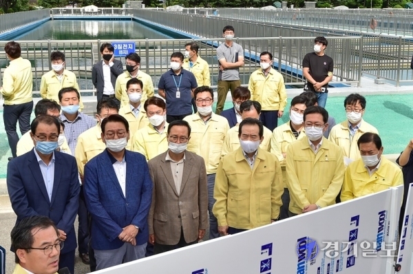 수돗물 유충사태와 관련해 25일 오전 인천시 부평구 부평정수사업소를 방문한 정세균 국무총리가 박남춘 인천시장과 홍영표의원등 지역 국회의원들과 함께  현황보고를 받고 있다. 장용준기자