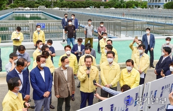 수돗물 유충사태와 관련해 25일 오전 인천시 부평구 부평정수사업소를 방문한 정세균 국무총리가 박남춘 인천시장과 홍영표의원등 지역 국회의원들과 함께 현황보고를 받고 있다. 장용준기자