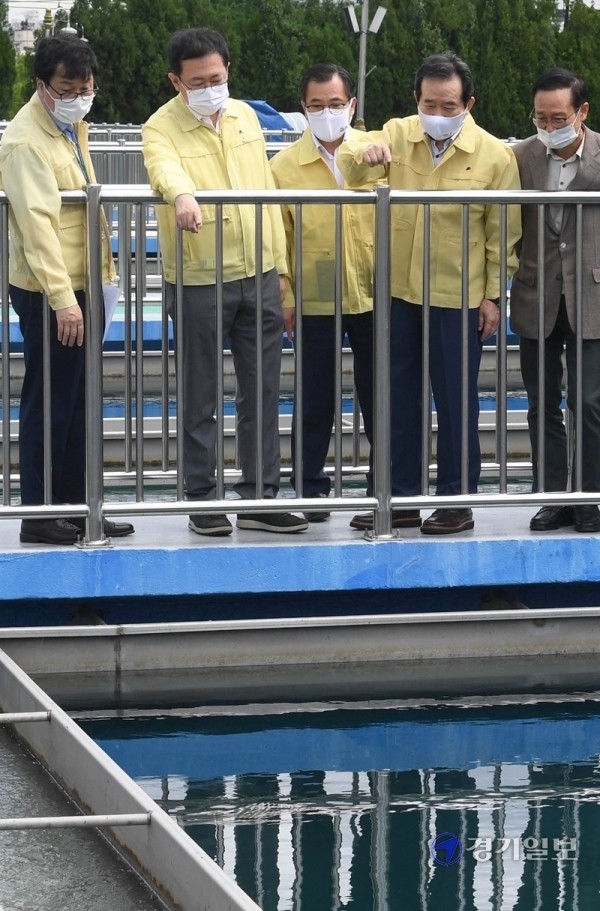 수돗물 유충사태와 관련해 25일 오전 인천시 부평구 부평정수사업소를 방문한 정세균 국무총리가 박남춘 인천시장과 침전지를 살펴보고 있다. 장용준기자