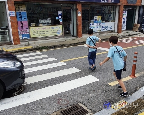 ▲ 25일 수원 장안구 수성로 258번길에 인도 없이 도로가 펼쳐져 보행자 안전이 위협받고 있다. 장희준기자