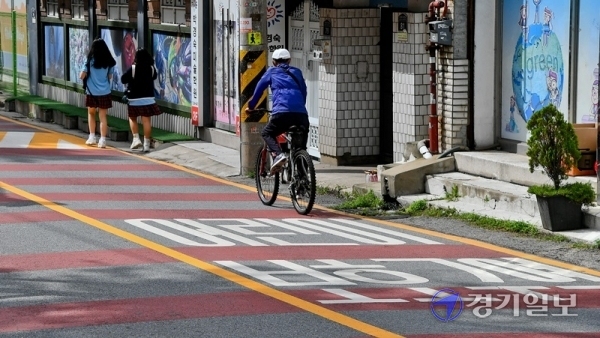 수원 곳곳 통행로에서 인도 없이 차도 펼쳐져 보행자 교통사고 발생 우려되고 있다. 25일 오후 수원 화홍초등학교 인근 어린이보호구역에서 어린이들이 차도로 통행하고 있다. 윤원규기자