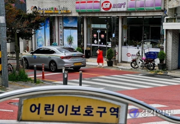 수원 곳곳 통행로에서 인도 없이 차도 펼쳐져 보행자 교통사고 발생 우려되고 있다. 25일 오후 수원 화홍초등학교 인근 어린이보호구역에서 어린이들이 차도로 통행하고 있다. 윤원규기자