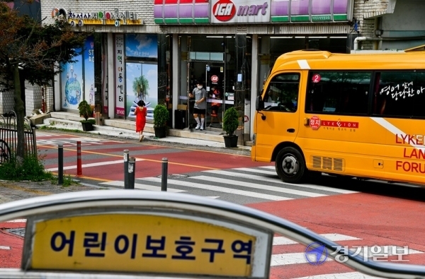 수원 곳곳 통행로에서 인도 없이 차도 펼쳐져 보행자 교통사고 발생 우려되고 있다. 25일 오후 수원 화홍초등학교 인근 어린이보호구역에서 어린이들이 차도로 통행하고 있다. 윤원규기자