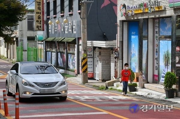 수원 곳곳 통행로에서 인도 없이 차도 펼쳐져 보행자 교통사고 발생 우려되고 있다. 25일 오후 수원 화홍초등학교 인근 어린이보호구역에서 어린이들이 차도로 통행하고 있다. 윤원규기자