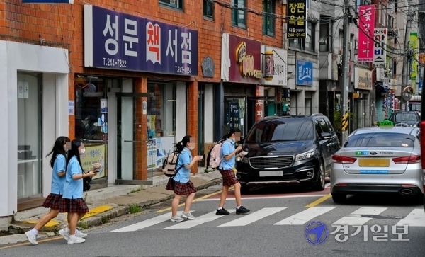 수원 곳곳 통행로에서 인도 없이 차도 펼쳐져 보행자 교통사고 발생 우려되고 있다. 25일 오후 수원 화홍초등학교 인근 어린이보호구역에서 어린이들이 차도로 통행하고 있다. 윤원규기자