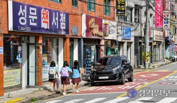 수원 곳곳 통행로에서 인도 없이 차도 펼쳐져 보행자 교통사고 발생 우려되고 있다. 25일 오후 수원 화홍초등학교 인근 어린이보호구역에서 어린이들이 차도로 통행하고 있다. 윤원규기자