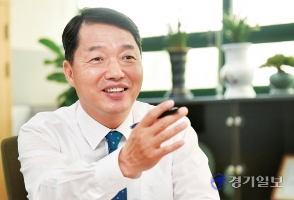 서명철 건강보험공단 인천경기지역본부장은 코로나19 사태로 우리나라의 감염병 대응정책이 국제사회의 롤모델로 부각되면서 이를 밑받침한 ‘K-건강보험’도 국제적 관심을 받고 있다며 든든한 사회보장제도로 역할을 다하도록 노력하겠다고 밝혔다. 조주현기자