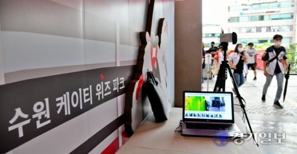 경기장 수용 가능 인원의 10% 이내에서 관중 입장을 허용을 시작한 26일 수원 케이티위즈파크에서 열린 2020 KBO리그 프로야구  kt wiz와 NC 다이노스의 경기를 찾은 관중들이 마스크를 착용한 채 거리를 두고 응원하고 있다. 윤원규기자