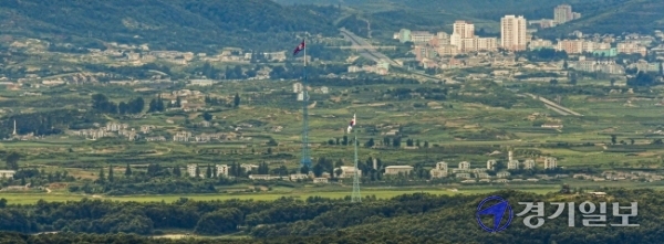 26일 오후 파주시 접경지역에서 바라본 서부전선 비무장지대(DMZ) 남한 대성동 마을의 태극기와 북한 기정동 마을의 인공기가 펄럭이고 있다.조주현기자