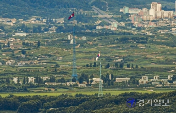26일 오후 파주시 접경지역에서 바라본 서부전선 비무장지대(DMZ) 남한 대성동 마을의 태극기와 북한 기정동 마을의 인공기가 펄럭이고 있다.조주현기자