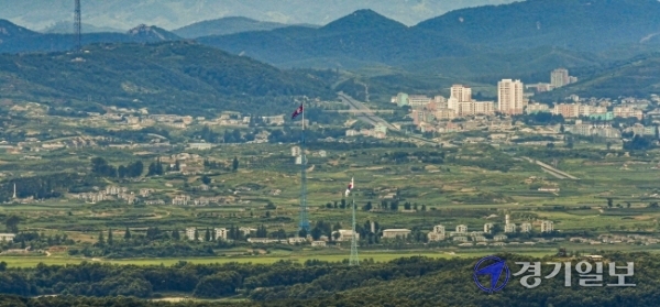 26일 오후 파주시 접경지역에서 바라본 서부전선 비무장지대(DMZ) 남한 대성동 마을의 태극기와 북한 기정동 마을의 인공기가 펄럭이고 있다.조주현기자