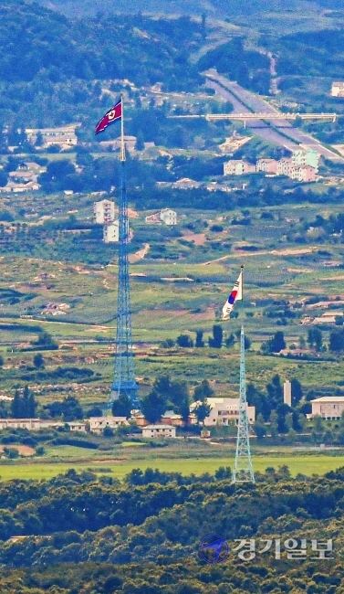 26일 오후 파주시 접경지역에서 바라본 서부전선 비무장지대(DMZ) 남한 대성동 마을의 태극기와 북한 기정동 마을의 인공기가 펄럭이고 있다.조주현기자