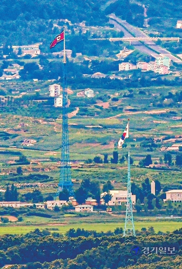 67주년 정전협정일을 하루 앞둔 26일 오후 파주시 접경지역에서 바라본 비무장지대(DMZ) 내 남한 대성동 마을 태극기와 북한 기정동 마을 인공기가 서로 마주본 채 펄럭이고 있다. 조주현기자