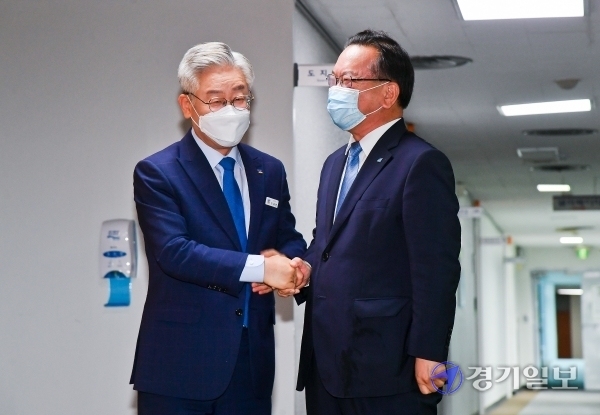 이재명 경기도지사가 27일 집무실 앞에서 도청을 방문한 김부겸 전 의원을 맞이하고 있다. 윤원규기자