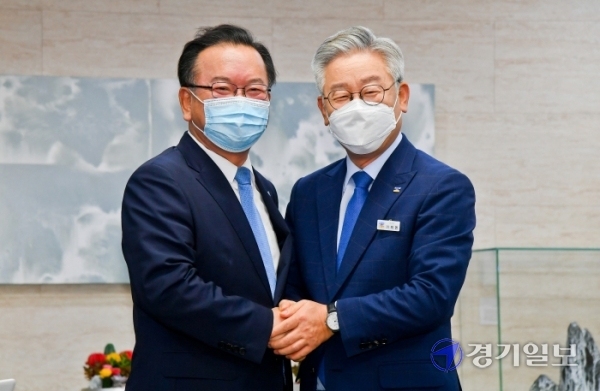 ▲ 이재명 경기도지사와 김부겸 전 의원이 27일 경기도청 접견실에서 만나 서로 손을 잡고 있다. 윤원규기자