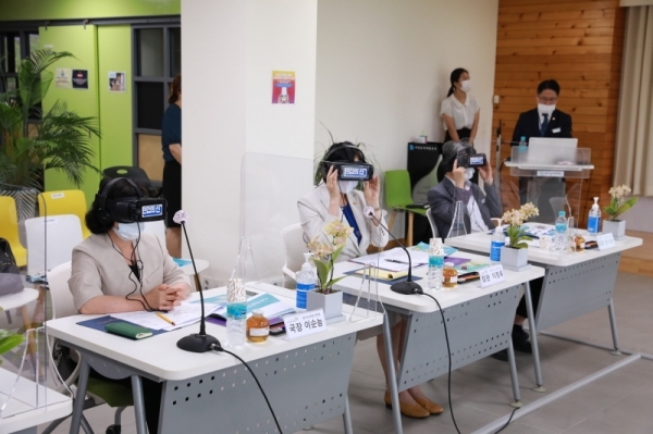 이정옥 여성가족부 장관이 경기도일자리재단 IT새일센터를 방문해 모의 면접을 경험하고 있다