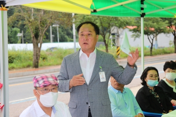 코로나 팬데믹 이후에 가장 준비된 도시가 양평입니다, 다름을 인정하고 배려하고 존중하는 것을 바탕으로 건강하게 100세까지 살수있는 복지공동체를 만들겠습니다. 정동균 군수가 마을 주민들에게 민선 7기 하반기 중점 추진 사업 내용을 설명하고 있다.