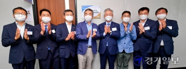 27일 오전 경기도청에서 진행된 경기도형 뉴딜정책 추진단 현판식에서 이재명 경기도지사, 이용철 행정2부지사, 이원영, 김선영 민간위원장을 비롯한 참석자들이 기념촬영을 하고 있다. 윤원규기자