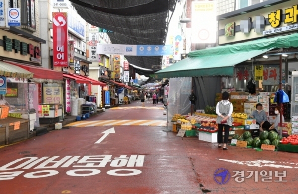 장맛비가 내린 27일 오후 북수원시장이 손님이 거의없어 한산한 모습을 보이고 있다. 장마철이 길어지면서 도내 재래시장마다 손님이 크게 줄어 상인들이 울상을 짓고 있다. 김시범기자