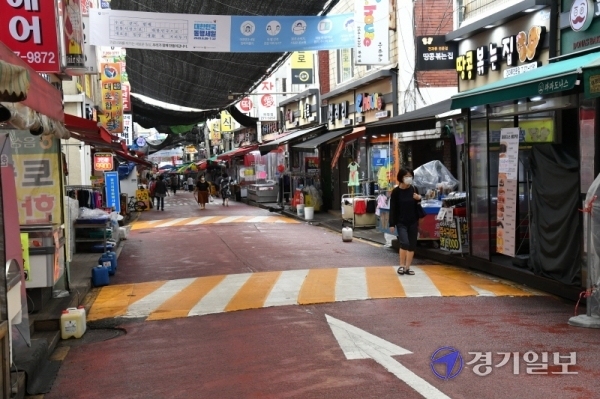 장맛비가 내린 27일 오후 북수원시장이 손님이 거의없어 한산한 모습을 보이고 있다. 장마철이 길어지면서 도내 재래시장마다 손님이 크게 줄어 상인들이 울상을 짓고 있다. 김시범기자