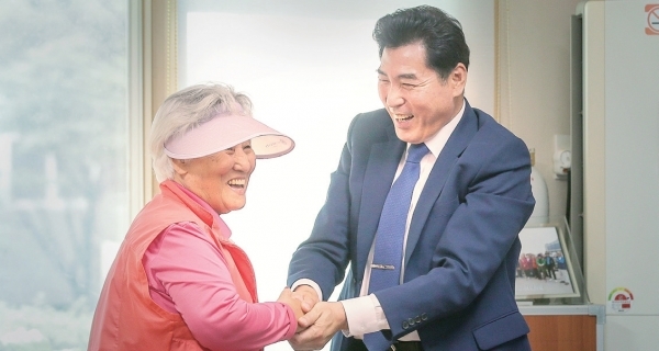 김 시장이 ‘경로당 주치의제’의 일환으로 지역 내 경로당을 방문해 한 어르신과 반갑게 인사하고 있다.