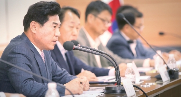 김 시장이 ‘경기정원문화박람회 용역보고회’에서 질문을 하고 있다.