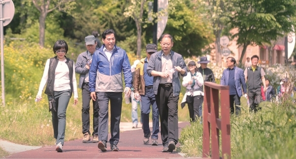 김시장이 ‘두발로데이’ 행사에 참여해 시민들과 산책을 즐기고 있다.
