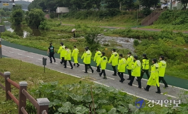 경안천 일대를 수색중인 경찰. 김승수 기자