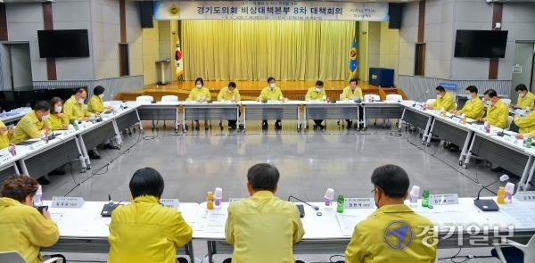 28일 경기도의회 대회의실에서 열린 '코로나19대응 및 확산 방지를 위한 경기도의회 비상대책본부 8차 대책회의'에서 장현국 비상대책본부장을 비롯한 도의원들이 의견을 나누고 있다. 윤원규기자