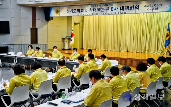 28일 경기도의회 대회의실에서 열린 '코로나19대응 및 확산 방지를 위한 경기도의회 비상대책본부 8차 대책회의'에서 장현국 비상대책본부장을 비롯한 도의원들이 의견을 나누고 있다. 윤원규기자