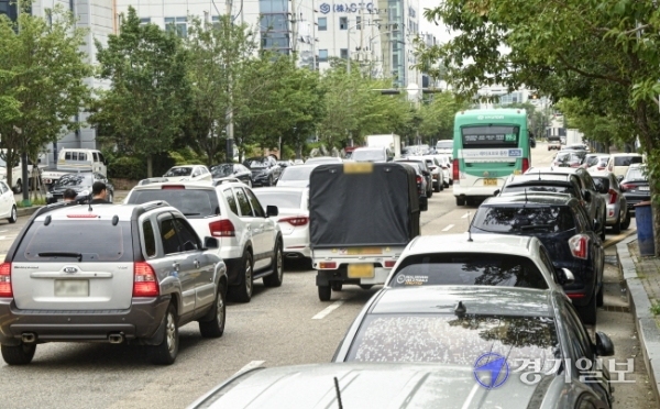 28일 오후 수원시 고색동 수원산업단지 내 도로에 주차공간을 찾지 못한 차량들이 2중 주차돼 있다. 조주현