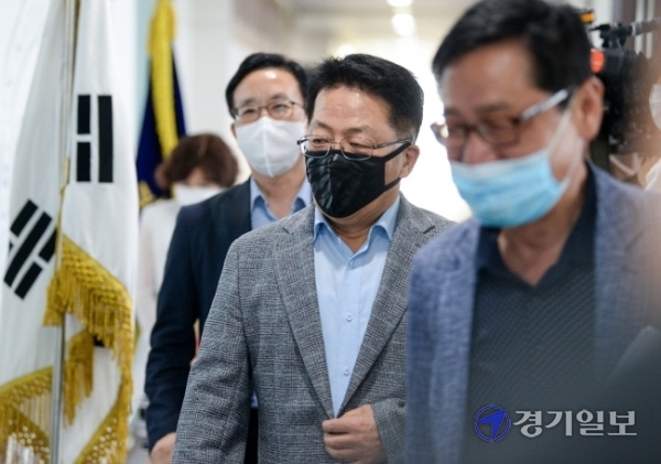 28일 오후 최용규 인천대 이사장이 제3대 총장 재선거를 논의하기 위한 인천대 이사회에 참석하고 있다. 장용준기자