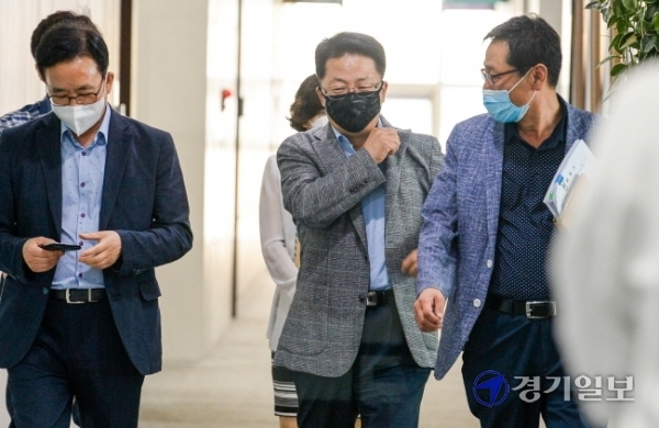 28일 오후 최용규 인천대 이사장이 제3대 총장 재선거를 논의하기 위한 인천대 이사회에 참석하고 있다. 장용준기자