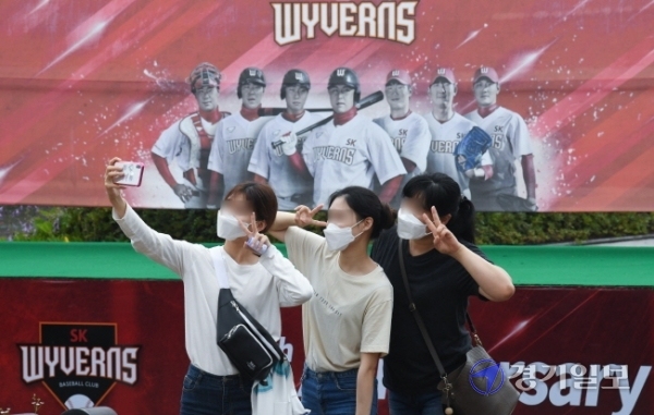 28일 생활적 거리 두기 속에서 올 시즌 처음으로 관중입장을 시작한 인천SK행복드림구장에서 야구팬들이 줄지어 입장순서를 기다리고 있다. 장용준기자