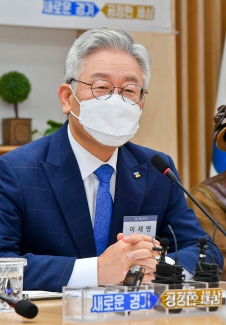 28일 경기도청 상황실에서 열린 '도내 대학교 현장노동자 휴게여건 개선과 노동권 향상을 위한 간담회 및 협약식'에서 이재명 경기도지사와 참석자들이 기념촬영을 하고 있다.  윤원규기자