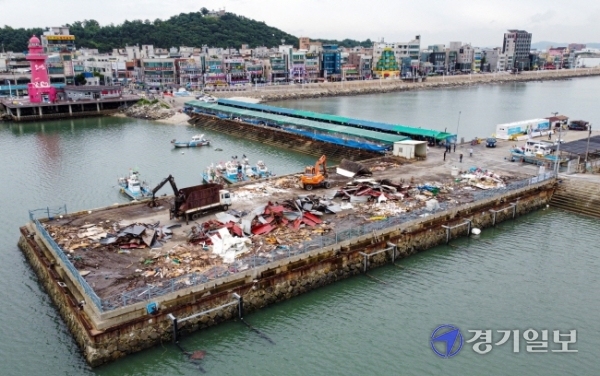 경기도가 계곡 내 불법 시설물을 정비한데 이어 ‘깨끗한 경기바다'를 만들기 위해 어항 정비에 나섰다. 28일 오전 시흥시 오이도항에서 관계자들이 불법 컨테이너 철거작업을 하고 있다.조주현기자