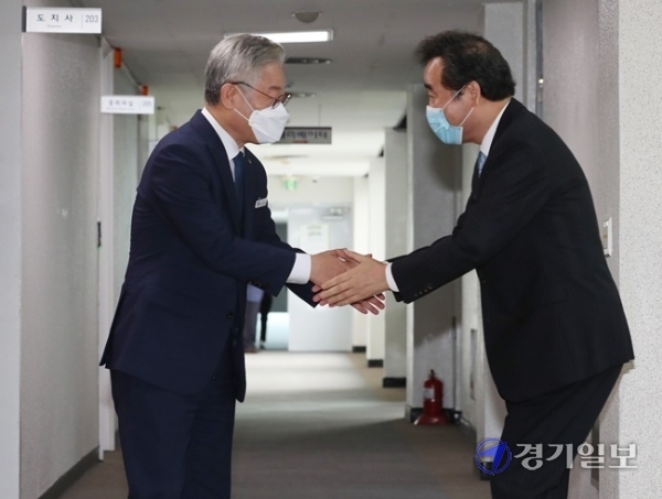 30일 경기도청에서 이재명 도지사와 이낙연 의원이 만나서 악수를 하고 있다.조주현 기자
