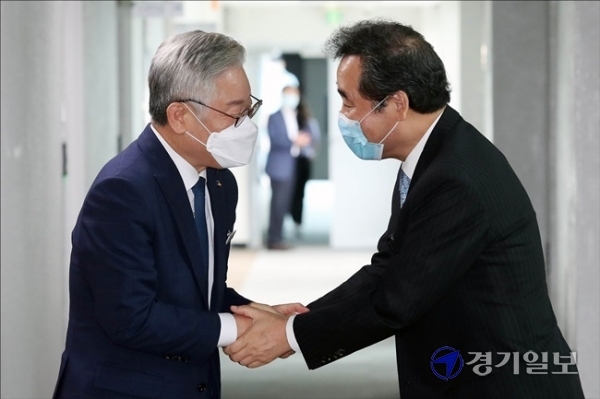 30일 경기도청에서 이재명 도지사와 이낙연 의원이 만나서 악수를 하고 있다.조주현 기자