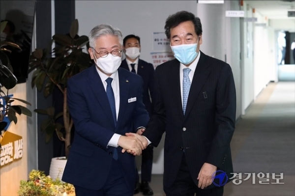 30일 경기도청에서 이재명 도지사와 이낙연 의원이 만나서 악수를 하고 있다.조주현기자