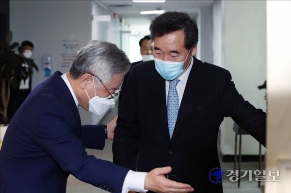 30일 경기도청에서 이재명 도지사와 이낙연 의원이 만나서 악수를 하고 있다.조주현기자