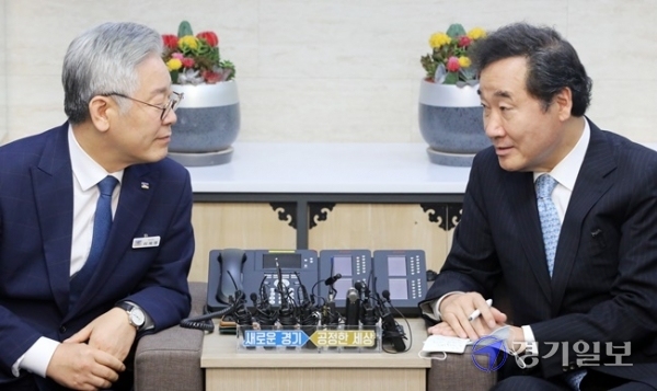 이재명 경기도지사가 30일 오전 경기도청에서 더불어민주당 이낙연 의원과 인사를 나누고 있다.조주현기자