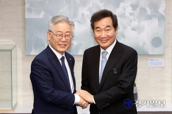 이재명 경기도지사가 30일 오전 경기도청에서 더불어민주당 이낙연 의원과 인사를 나누고 있다.조주현기자
