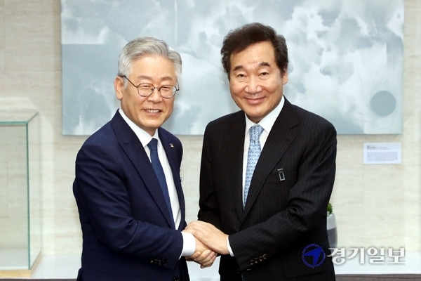 이재명 경기도지사가 30일 오전 경기도청에서 더불어민주당 이낙연 의원과 인사를 나누고 있다.조주현기자