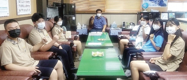 김기두 교장과 책벌레 리더스 학생들이 간담회를 나누고 있는 모습. 오산세마중학교 제공