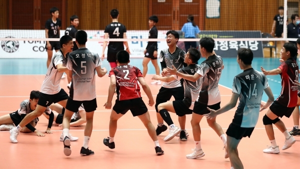 30일 충북 제천체육관에서 열린 제75회 전국남녀종별배구선수권대회 남고부 결승서 속초고를 3대0으로 완파하고 우승을 확정한 수원 수성고 선수들이 환호하고 있다.발리볼코리아닷컴 제공