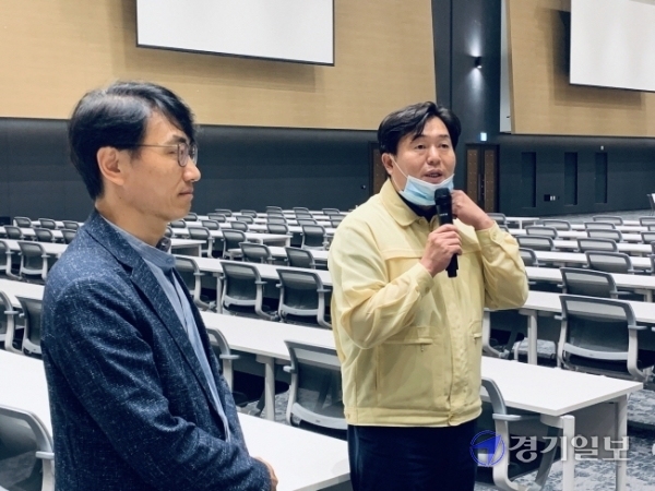 30일 임병택 시흥시장이 배곧신도시에 조성되고 있는 서울대 시흥캠퍼스 교육동을 둘러보고 있다. 김형수기자