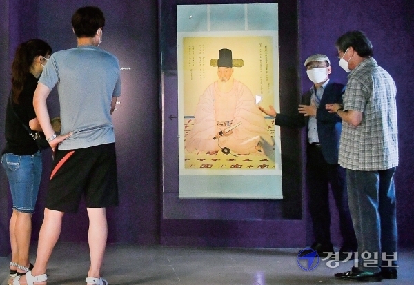 ▲ ④특별전시실에서 번암 채제공 탄생 300주년을 맞아 ‘재상 채제공, 실학과 함께하다’란 제목의 전시가 진행되고 있다. 정조의 명으로 그려진 채제공 초상화 시복본)를 관객들이 관람하고 있다. 윤원규 기자