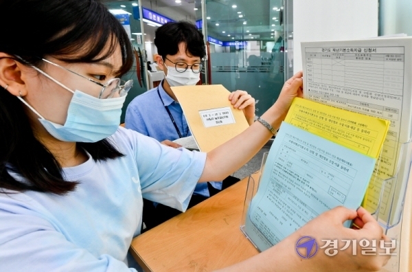 경기도와 수원시의 재난기본소득 현장신청 마감을 하루앞둔 30일 수원 조원2동 행정복지센터에서 관계자들이 현장신청서와 신청자 명부를 정리하고 있다. 미신청자는 선불카드 현장신청으로 31일까지 주민등록상 주소지 읍면동 행정복지센터 및 관할 농협에서 할 수 있다. 윤원규 기자